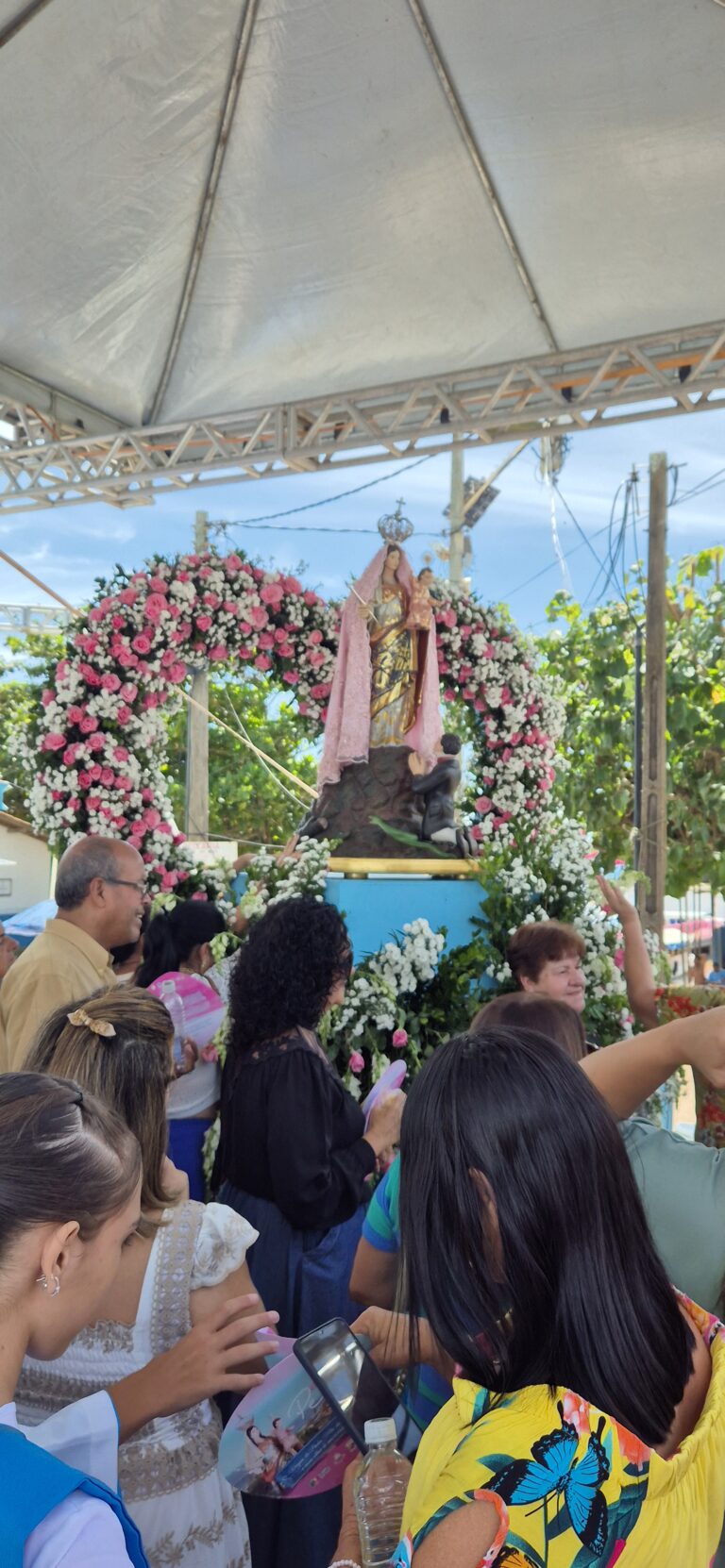 Fiéis na Procissão de Nossa Senhora da Penha, em Atafona-SJB