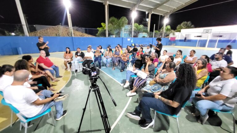 Participantes e público na Roda de Conversa Mulheres de Areia, Memórias de Atafona, por uma visão lateral