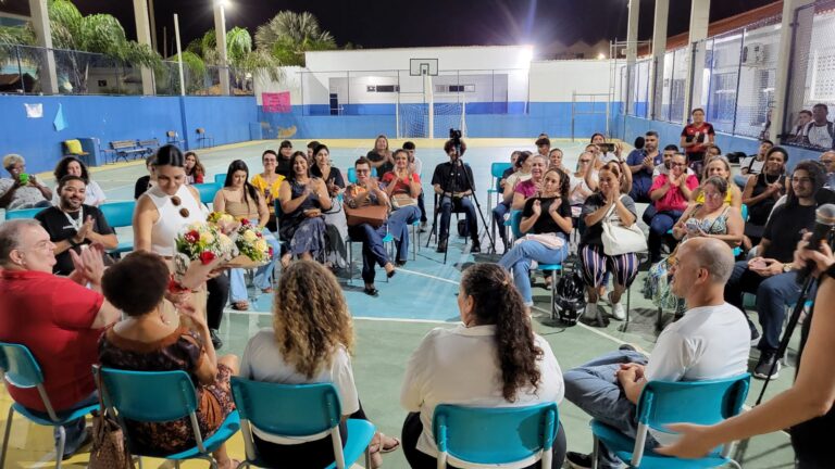 Participantes de costas, público de frente, na Roda de Conversa Mulheres de Areia, Memórias de Atafona